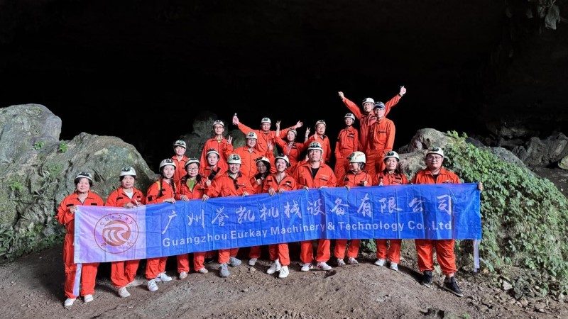 Macallaí ó Dhoimhneacht na hUaimhe: Teagmháil Frithpháirteach leis an Dúlra agus baill na Foirne